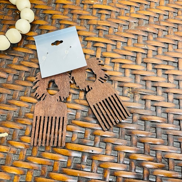 NEW Wood Afrocentric Dread Pick Earrings - Picture 2 of 3